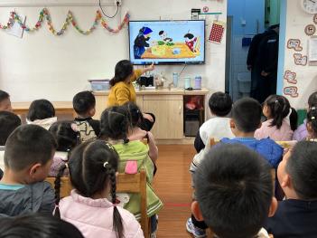 春风寄思念，清明润童心